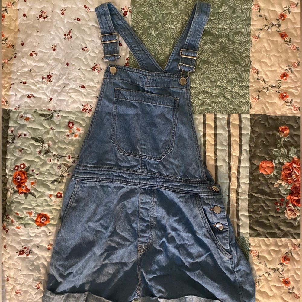 H&M brand overall shorts 😊